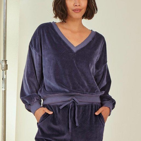 AMO VELOUR V NECK SWEATSHIRT BLUE MOON XS cropped - Picture 1 of 7